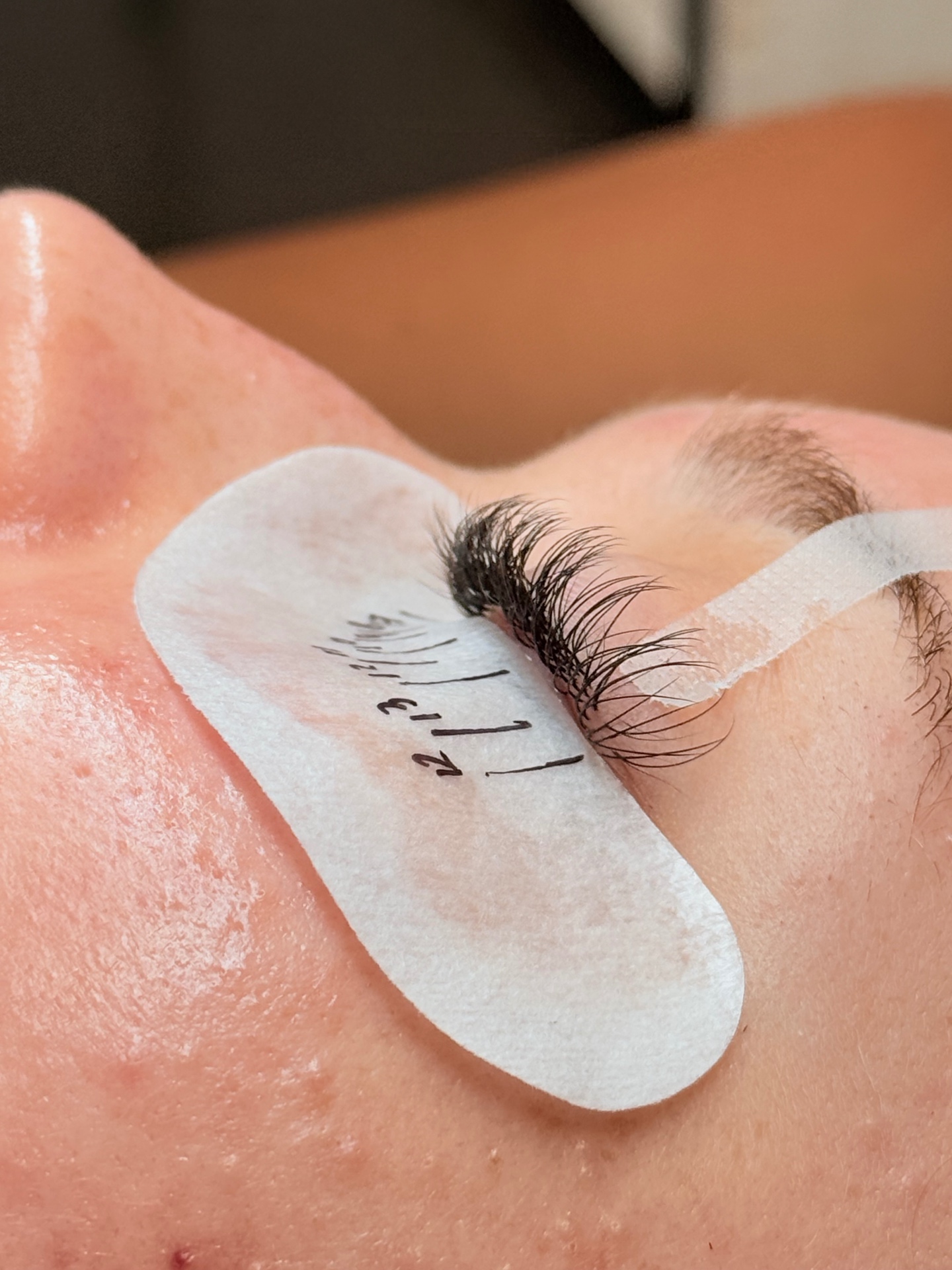 Primer plano de extensiones de pestañas con curvatura marcada